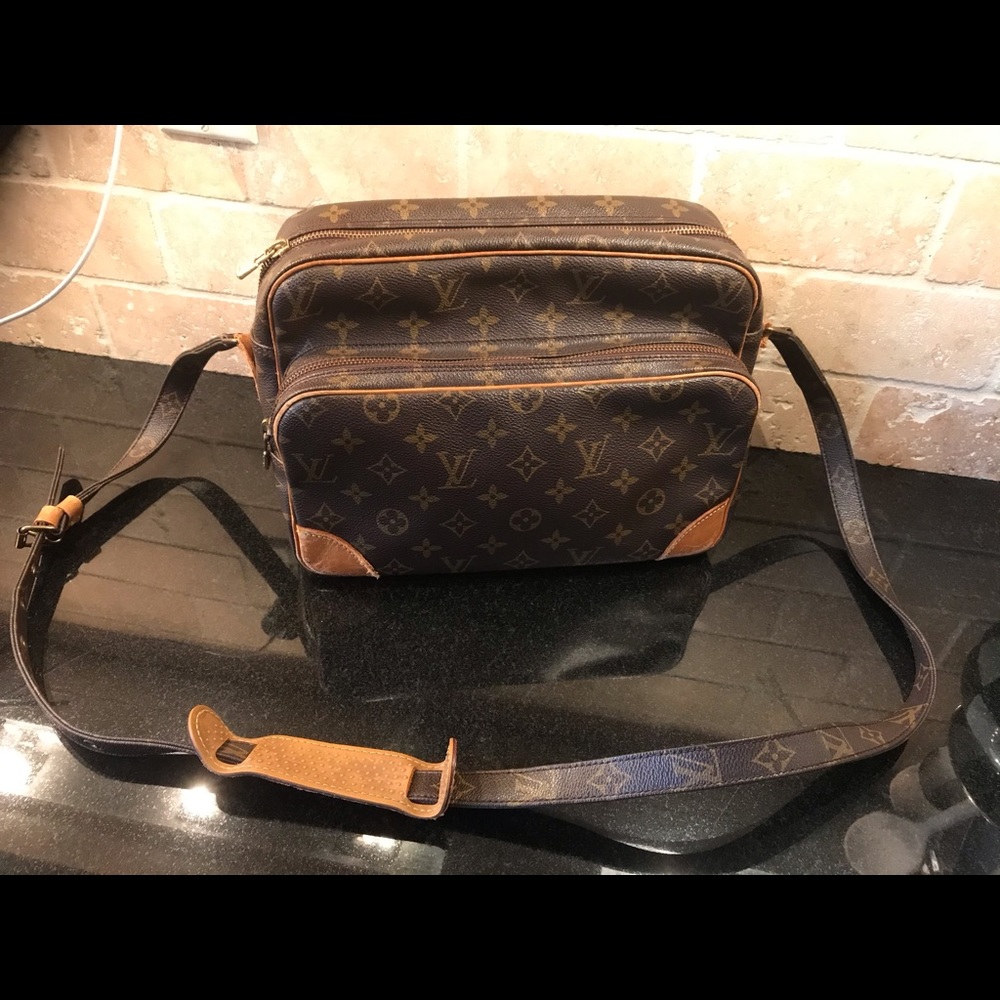 Authentic Louis Vuitton Nile camera handbag